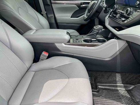 Used 2023 Toyota Highlander Limited image 24