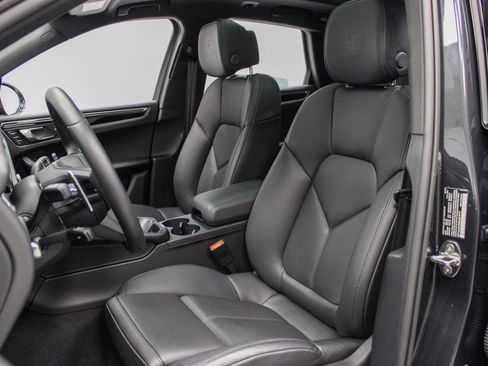 Certified 2025 Porsche Macan image 5