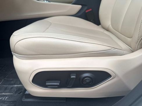 Used 2025 Jeep Grand Cherokee L Limited w/ Black Appearance Package image 27