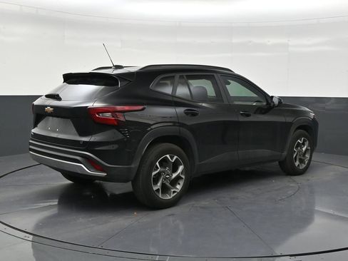 Used 2025 Chevrolet Trax LT FWD image 5