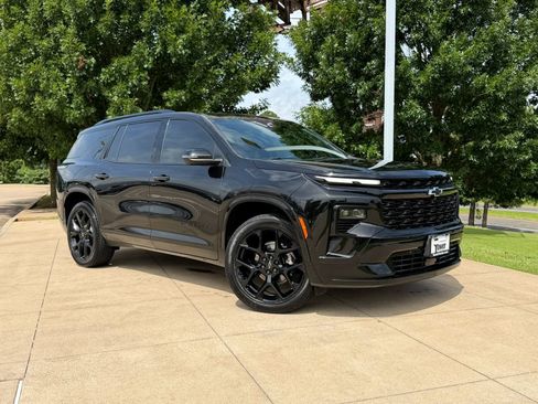 Used 2026 Chevrolet Traverse RS w/ LPO, Floor Liner Package FWD image 1