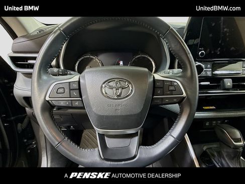 Used 2023 Toyota Highlander XLE FWD image 6