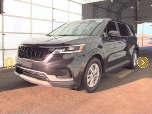 Used 2024 Kia Carnival LX image 1