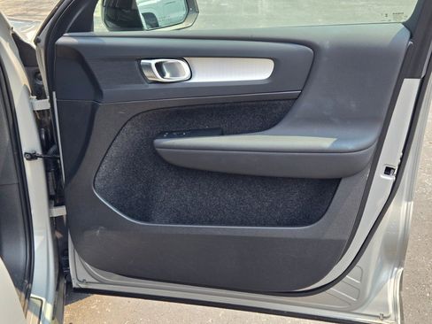 Used 2024 Volvo XC40 B5 Core image 5