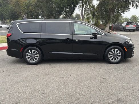 Used 2024 Chrysler Pacifica Select image 3