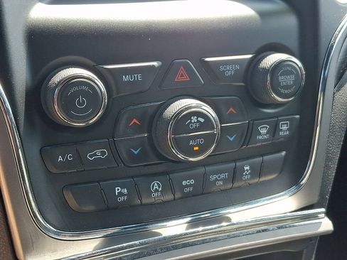 Used 2020 Jeep Grand Cherokee Laredo AWD/4WD image 16