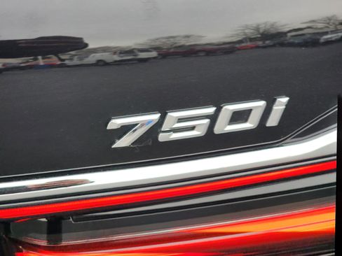 Used 2022 BMW 750i xDrive 750i xDrive w/ Luxury Rear Seating Package image 11