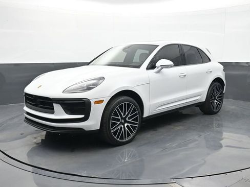 Certified 2025 Porsche Macan AWD/4WD image 1