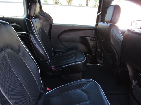 Used 2025 Chrysler Pacifica Limited FWD image 12