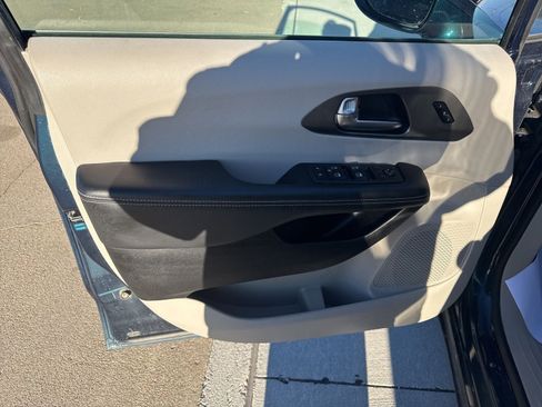 Used 2021 Chrysler Pacifica Touring-L w/ Uconnect Theater Family Group image 13