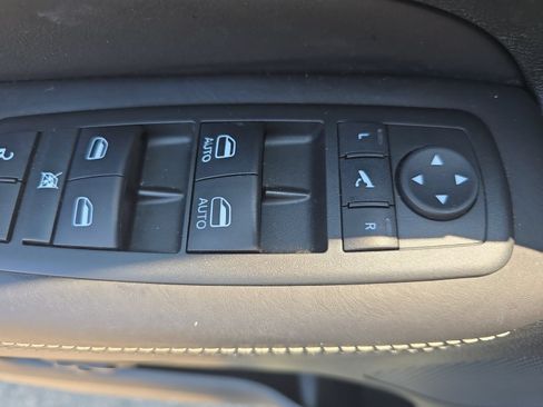 Used 2015 Jeep Grand Cherokee Overland w/ Advanced Technology Group AWD/4WD image 27