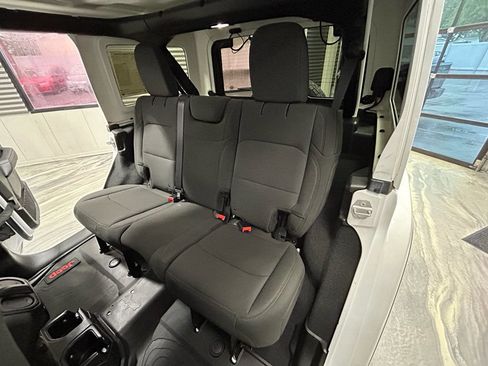 Used 2018 Jeep Wrangler Unlimited Sahara AWD/4WD image 6
