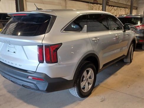 Used 2022 Kia Sorento LX image 3
