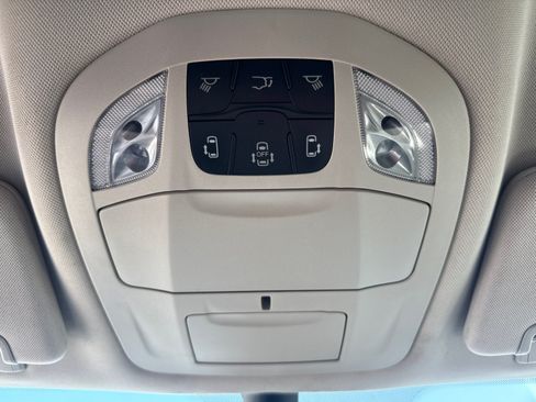 Used 2024 Chrysler Pacifica Touring-L FWD image 11