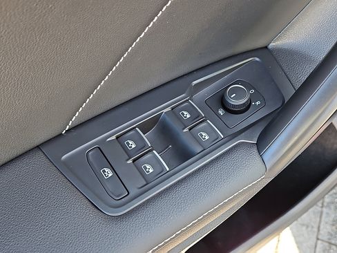 Certified 2022 Volkswagen Tiguan SE image 13