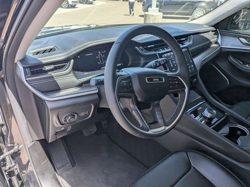 Used 2024 Jeep Grand Cherokee L Limited w/ Luxury Tech Group II AWD/4WD image 12