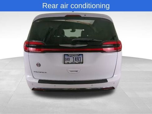 Used 2023 Chrysler Pacifica Touring-L FWD image 6