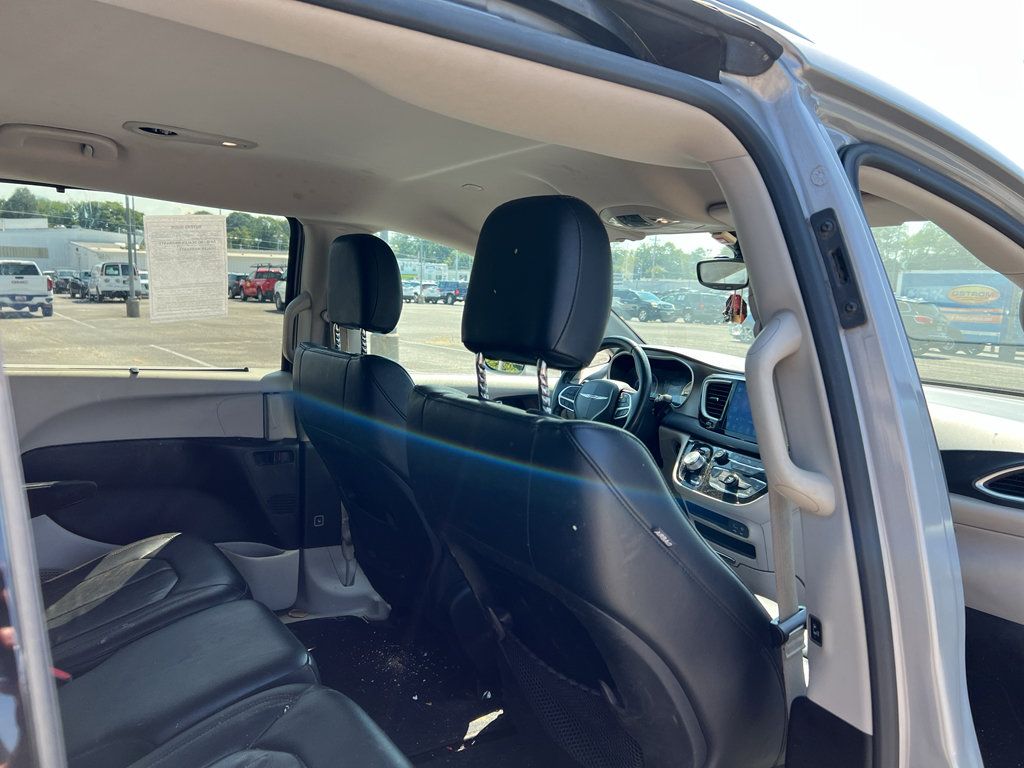 Used 2017 Chrysler Pacifica Touring-L FWD image 12