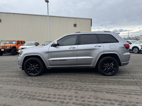 Used 2018 Jeep Grand Cherokee Altitude image 12