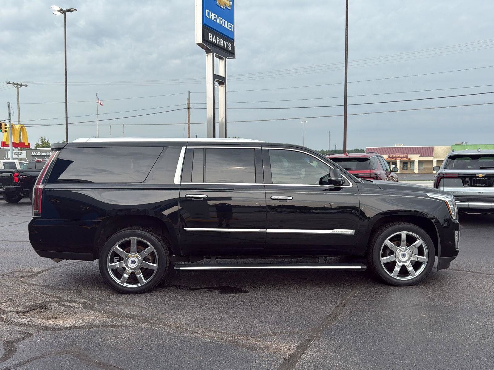 Used 2017 Cadillac Escalade ESV Platinum AWD/4WD image 6