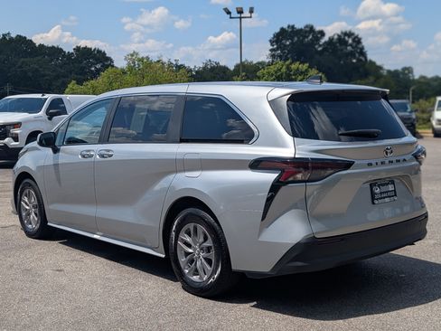 Used 2023 Toyota Sienna XLE FWD image 7