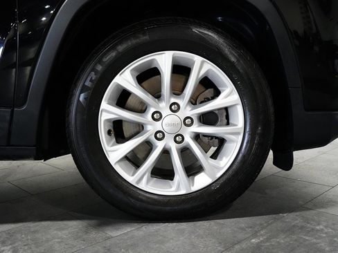 Used 2020 Jeep Cherokee Latitude FWD image 5