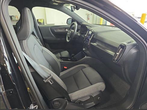 Used 2024 Volvo XC40 Recharge Core RWD image 15