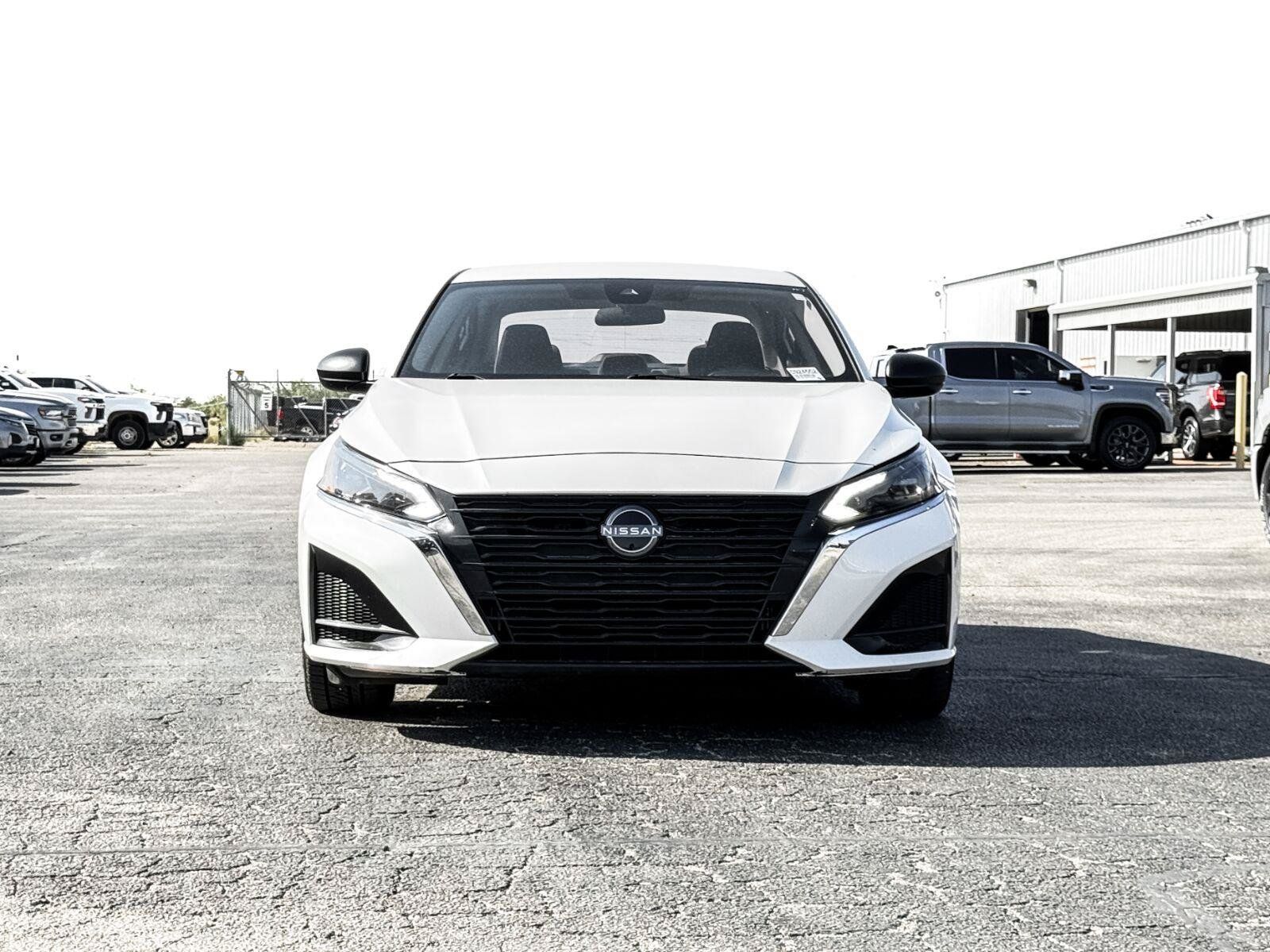 Used 2024 Nissan Altima 2.5 SV FWD image 3