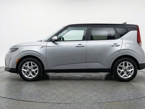 Used 2025 Kia Soul LX w/ LX Technology Package FWD image 5