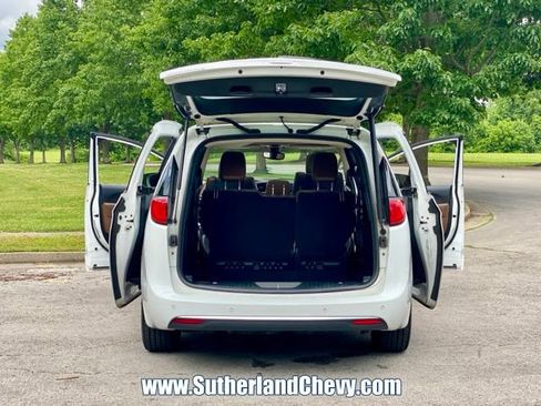 Used 2017 Chrysler Pacifica Limited FWD image 44