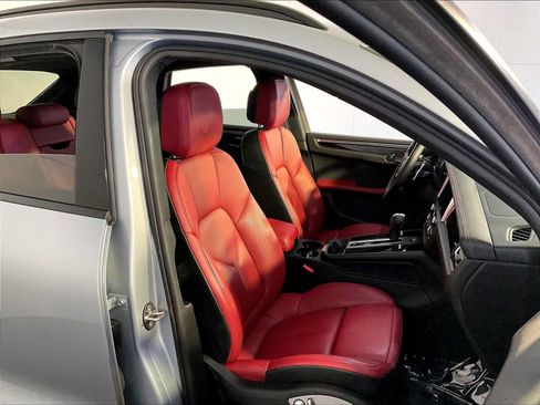 Certified 2023 Porsche Macan AWD/4WD image 18