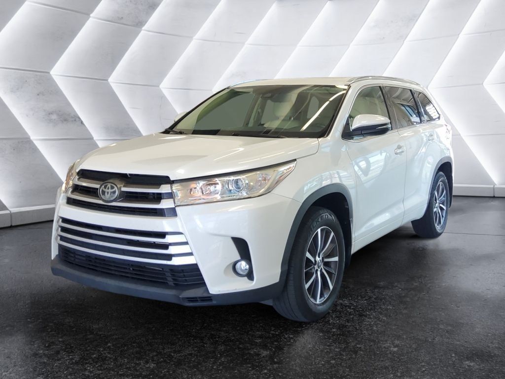 Used 2017 Toyota Highlander XLE w/ Carpet Mat Package AWD/4WD image 3