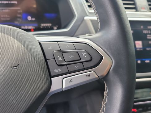 Used 2023 Volkswagen Tiguan SE w/ Panoramic Sunroof Package FWD image 29