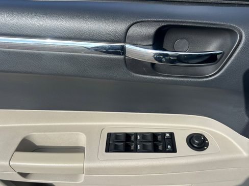 Used 2005 Chrysler 300 Touring image 8
