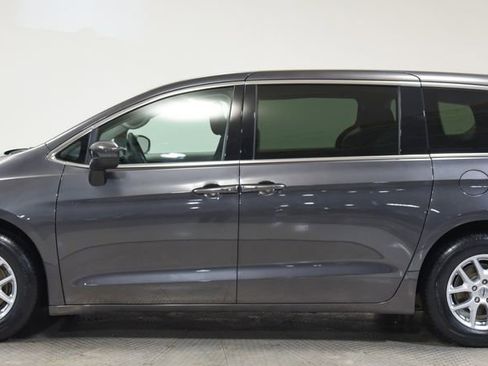 Used 2022 Chrysler Voyager LX image 8