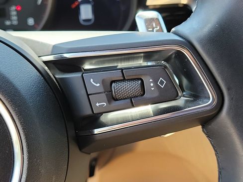 Certified 2025 Porsche Macan AWD/4WD image 37