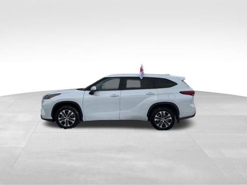 Certified 2023 Toyota Highlander XLE image 3