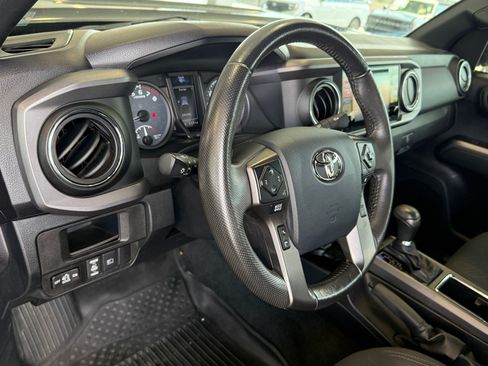 Used 2019 Toyota Tacoma TRD Sport AWD/4WD image 4