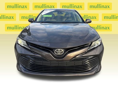 Used 2018 Toyota Camry LE image 10
