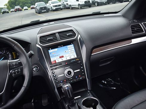 Used 2019 Ford Explorer Limited w/ Ford Safe & Smart Package AWD/4WD image 19