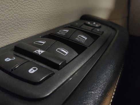 Used 2022 Chrysler Voyager LX FWD image 27