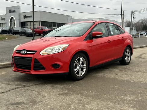 Used 2013 Ford Focus SE w/ SE Winter Pkg image 2