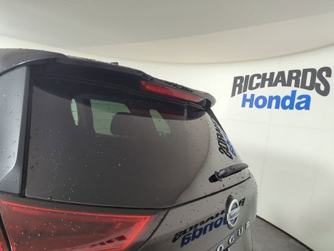 Used 2021 Nissan Rogue S image 31