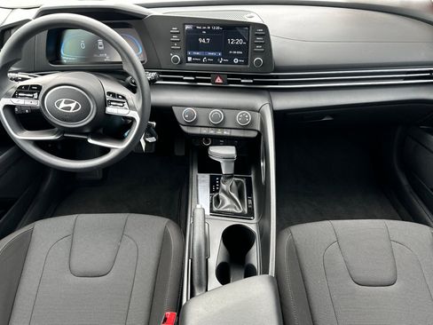 Certified 2025 Hyundai Elantra SE image 13