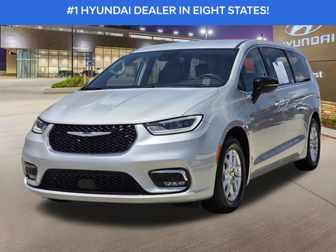 Used 2024 Chrysler Pacifica Touring-L FWD image 2