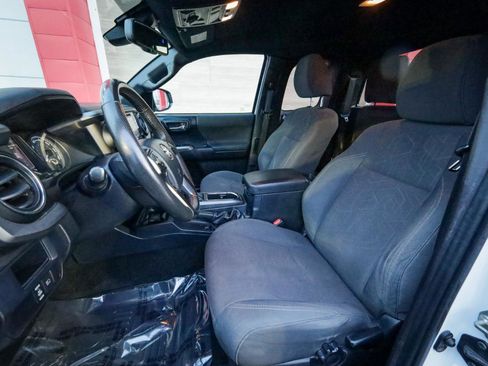 Used 2018 Toyota Tacoma TRD Off-Road w/ Technology Package image 13