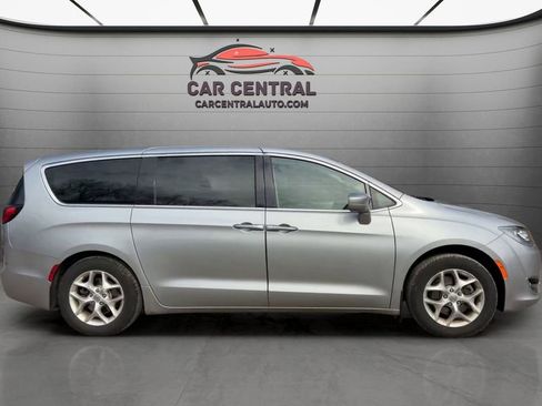 Used 2019 Chrysler Pacifica Touring Plus w/ Tire & Wheel Group FWD image 6