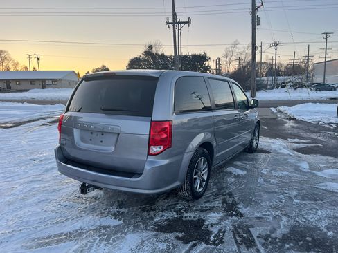 Used 2016 Dodge Grand Caravan SE image 5