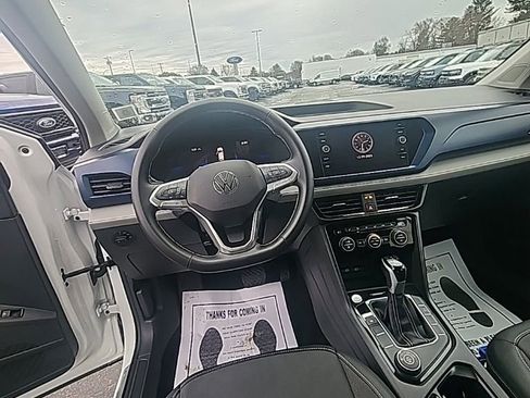 Used 2024 Volkswagen Taos SE image 2
