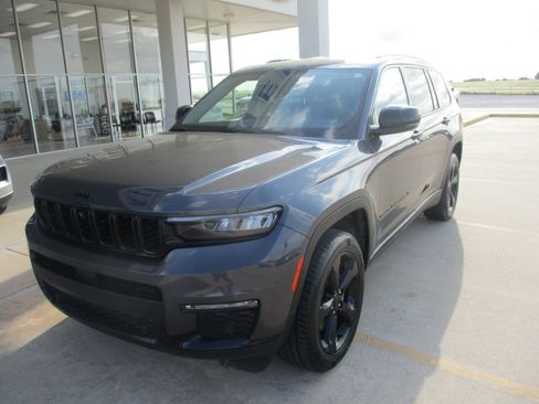 Used 2023 Jeep Grand Cherokee L Limited w/ Luxury Tech Group II AWD/4WD image 2